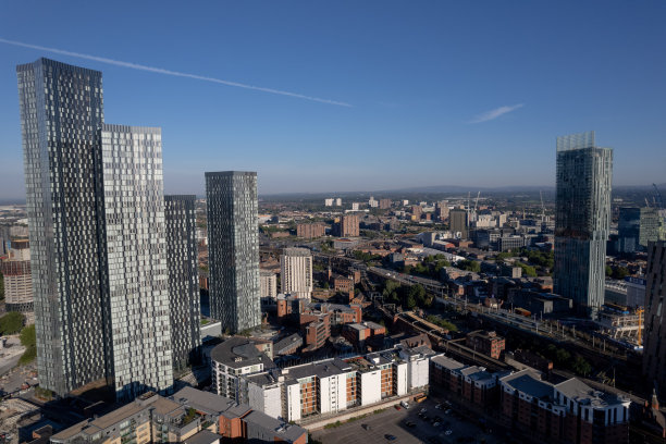 曼彻斯特市中心无人机俯瞰建筑工作天际线建筑蓝天夏季比瑟姆塔Deansgate广场2022图片下载