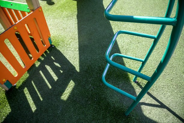 彩色操场由塑料制成，户外操场空设操场设备。游戏区域。游戏区域。花园设备。孩子们的幻灯片。学校的院子里。公园里的操场图片下载