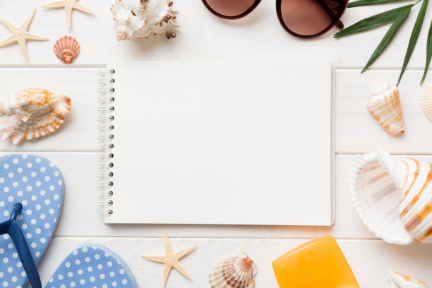 空白书写书与夏季海滩配件的背景，拷贝空间。平面铺设与拷贝空间图片下载