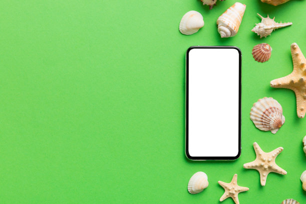 平板构成与手机和海滩配件彩色背景。空白屏幕的智能手机模拟拷贝空间图片下载