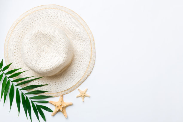 暑假。夏天的概念与草帽和热带树叶。平铺，俯视图，拷贝空间图片下载