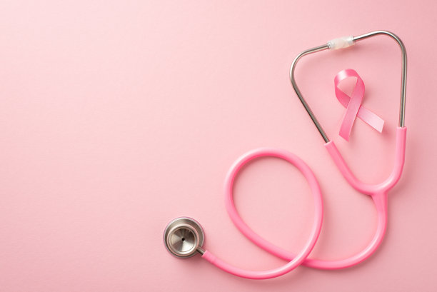 俯视图照片的粉红丝带象征乳腺癌意识和听诊器上孤立粉彩粉红色的背景与copyspace图片下载
