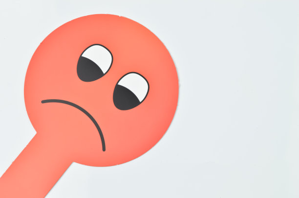 顾客满意度情绪调查。积极的面部表情。图片下载