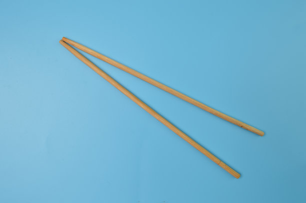 蓝色背景上孤立的木筷子图片下载