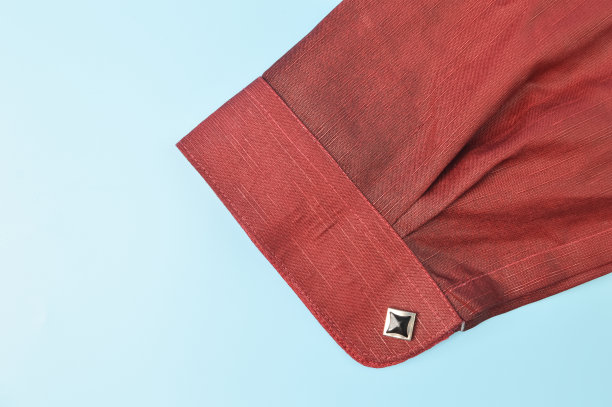 红色衬衫与黑色纽扣的裁剪图像图片下载