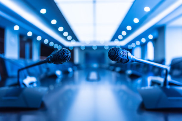 孤立的麦克风在会议室前面的观点模糊的其他麦克风在背景股票照片图片下载