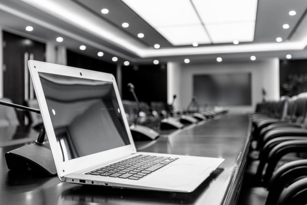 有桌子和电脑的空会议室的看法图片下载