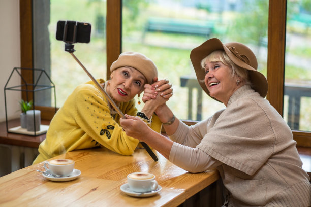 女人们在咖啡馆自拍。图片下载