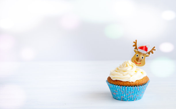 白色背景驯鹿圣诞蛋糕图片下载