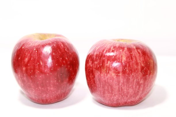 新鲜的红苹果在白底图片下载