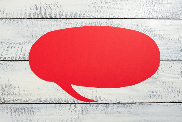 在地板上写着重要信息的演讲泡泡。对话气球在地面上，里面有重要的公告。最近的想法以成形的形式呈现。图片下载