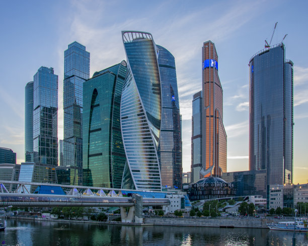 莫斯科城河上的摩天大楼，夏季俄罗斯的商业中心图片下载