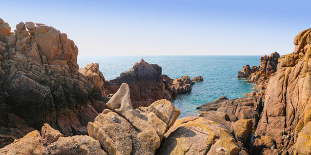 引人注目的岩石海岸和蓝色的海水Strong Point泽西海峡群岛图片下载