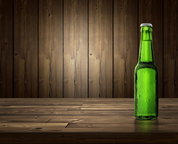 木制背景上放着一瓶啤酒图片下载