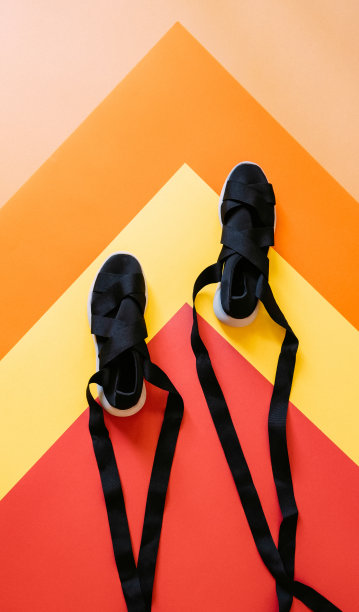 桌子顶视图的运动鞋在彩色的背景图片下载