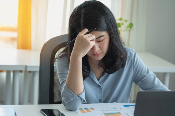 疲劳综合症的概念。商务女性工作时感觉不舒服。这是由于工作不成功积累的压力和身体休息不足造成的。向精神病专家咨询。图片下载