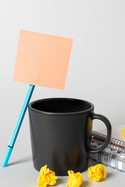 写在许多树叶下的纸上的重要信息。在frondle组下面展示的关键信息。重要的公告。图片下载