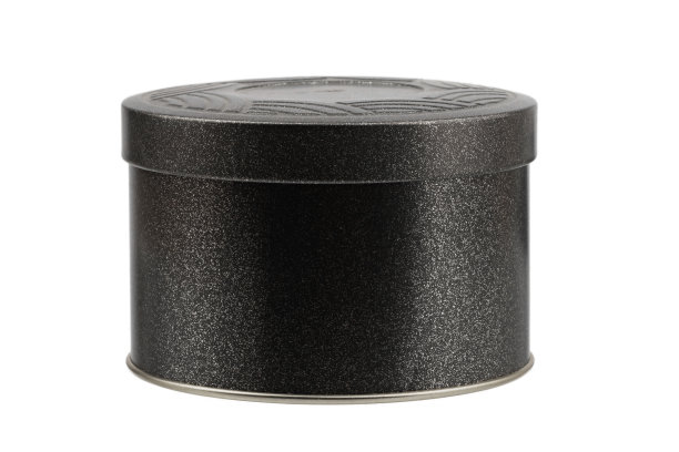 一个盛茶或咖啡的圆锡罐被孤立在白色的背景上图片下载