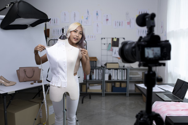 女时装设计师教授在线时尚课程。图片下载