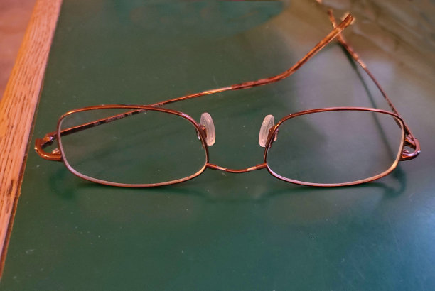 一副透明眼镜放在桌上图片下载