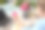迷人的女花艺师教创造插花在盒子图片下载