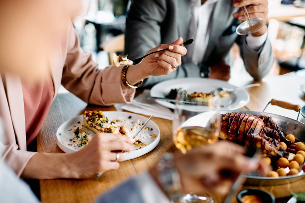 商务人士在餐厅吃午餐的特写。图片下载