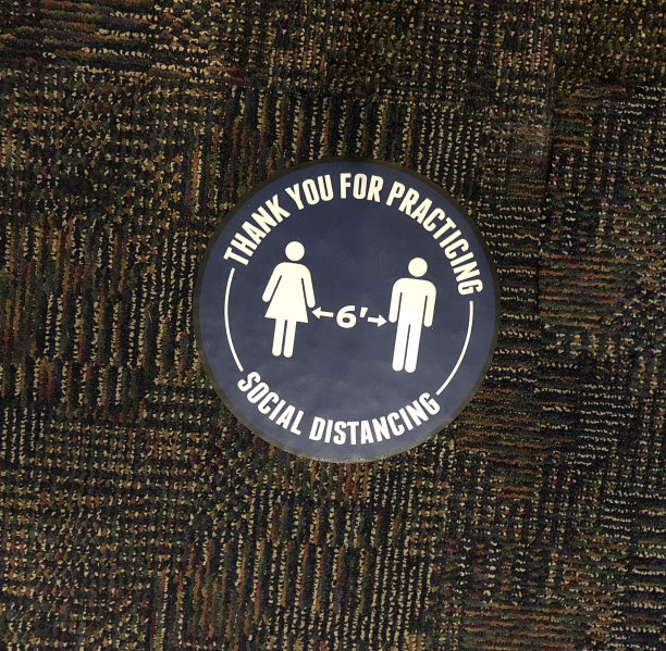 在室内建筑的地毯上圆形社交距离场地。图片下载