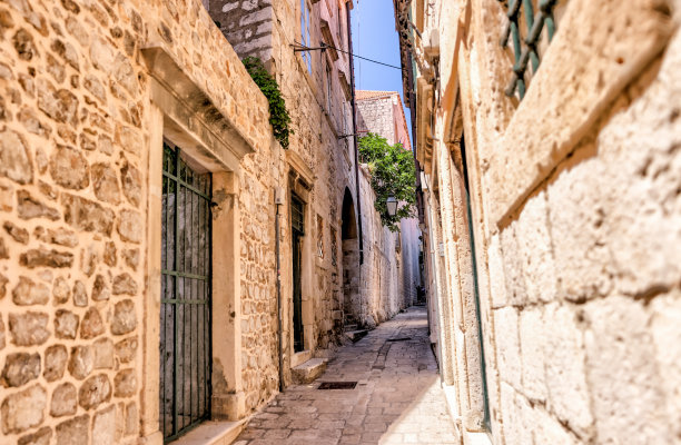 在克罗地亚的杜布罗夫尼克(Dubrovnik)，有城墙环绕的中世纪建筑和崎岖的海岸线，可以看到亚得里亚海的景色图片下载