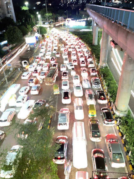 运动使道路上的车辆变得模糊图片下载