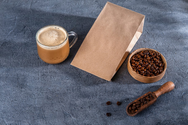 咖啡身份品牌模型。空白的棕色手工包，里面有咖啡豆和咖啡杯。包装模板的标志，品牌，不干胶，标签。俯视图，平铺图片下载