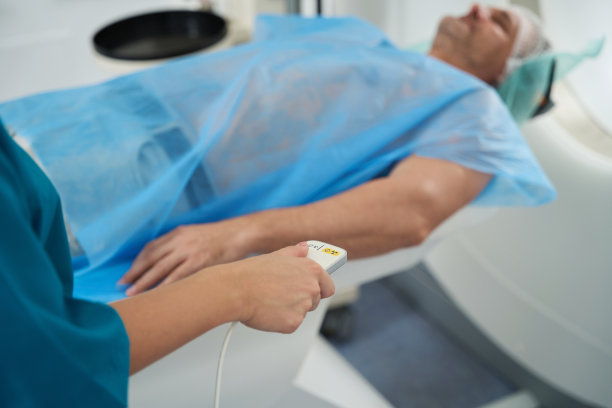 病人在做断层扫描，控制板在护士手里图片下载