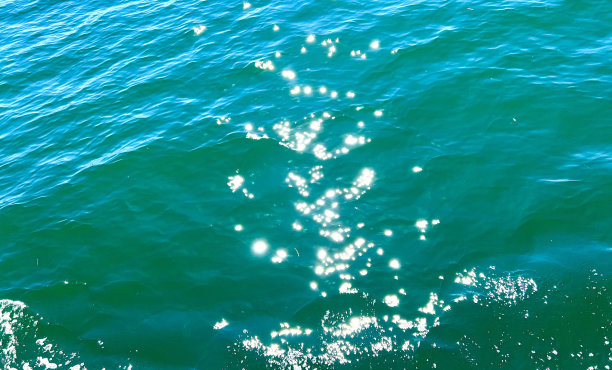 阳光在太平洋的翠绿色的水在阳光的背景下闪闪发光的任何文字旅行广告祝贺假期旅行假期图片下载