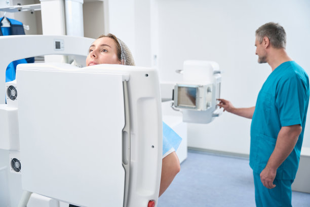 在x光室接受胸部x光检查的妇女图片下载
