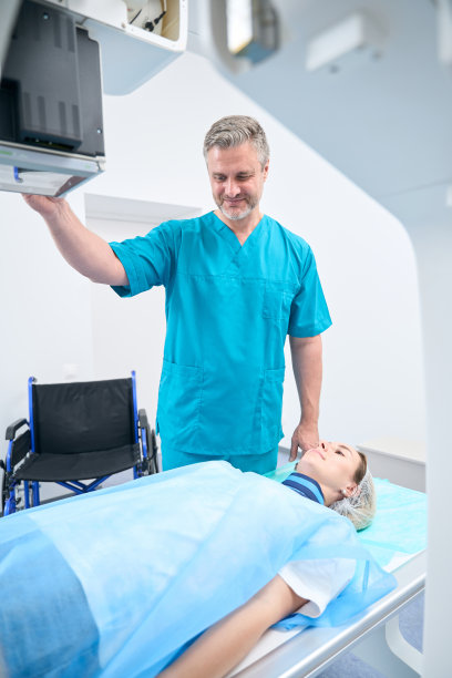 微笑的成年医生正在进行x光检查图片下载