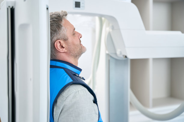 一个穿着铅袍的男子头部的x光片图片下载