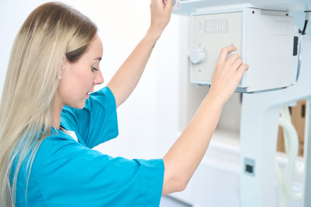 金发医生打开x光机图片下载