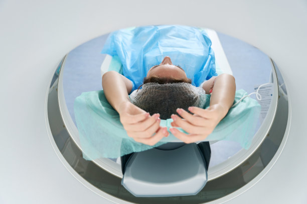 病人被放置在断层扫描室内进行计算机断层扫描图片下载