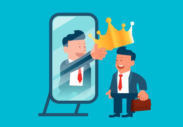 镜子里雄心勃勃的商人把皇冠戴在自己头上，积极乐观地期待成功图片下载