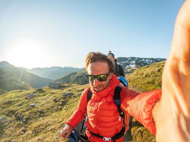 登山者在小径上行走，自拍图片下载