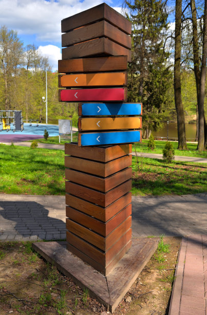 春天公园的彩色木制路标图片下载