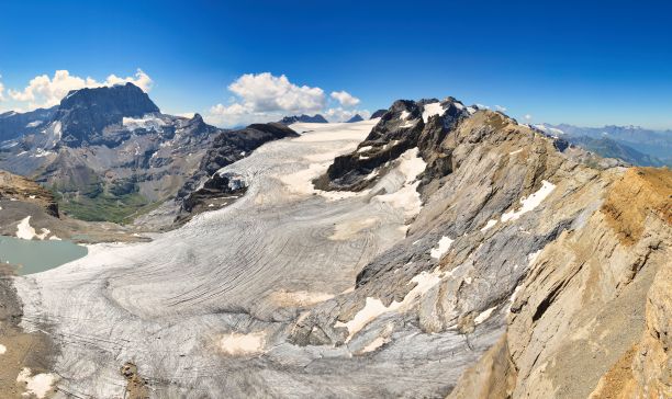 克拉瑞登冰川和冰川湖的景色。在格拉鲁斯阿尔卑斯山徒步旅行。气候、冰川融化。高质量的照片图片下载