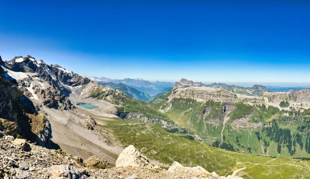 克劳森山口和克拉瑞登的全景。徒步游览宝石花丛。在夏天登山。图片下载