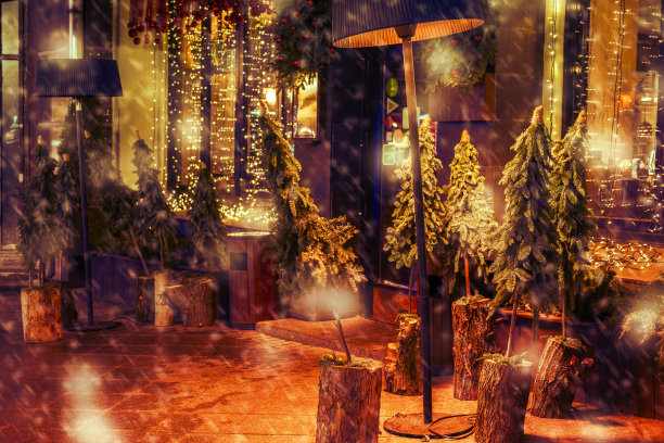 除夕夜，商店附近的雪圣诞树夜市图片下载
