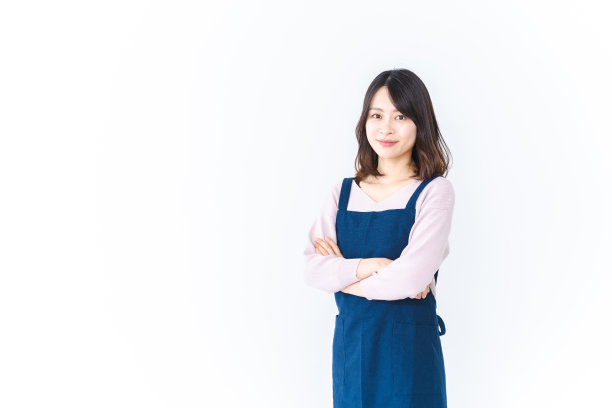 微笑的家庭主妇穿着围裙图片下载