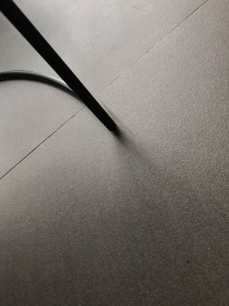 地板上的黑铁图片下载