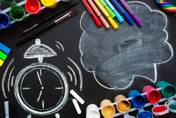学校用品，油漆，多色笔，一个绘制的闹钟和一块带有文本拷贝空间的云。平铺的俯视图。学校新学年的概念。图片下载