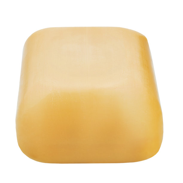 白色背景上孤立的肥皂碎片。卫生的概念。图片下载