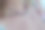 女人脖子上彩色塑料珠子项链的特写图片下载
