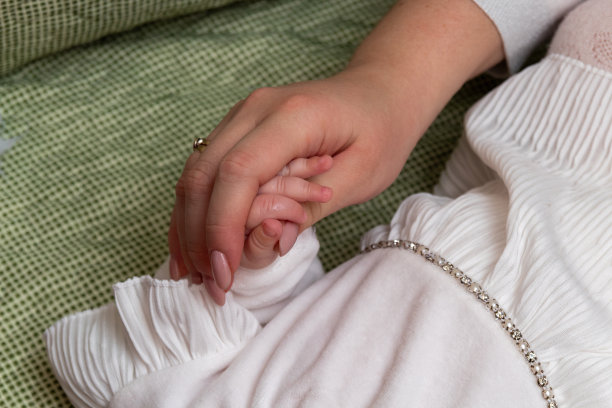 女人的手掌握着孩子的小手。有选择性的重点。一篇关于家庭、支持、关怀、孩子、母亲的文章的图片。图片下载