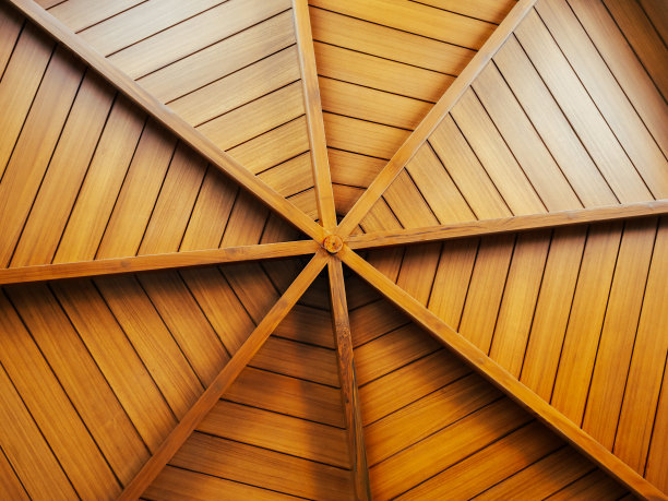 木结构背景，布置成圆形，下有屋顶。室内结构为拱形木板天花板，圆形图案，蜘蛛网式。图片下载